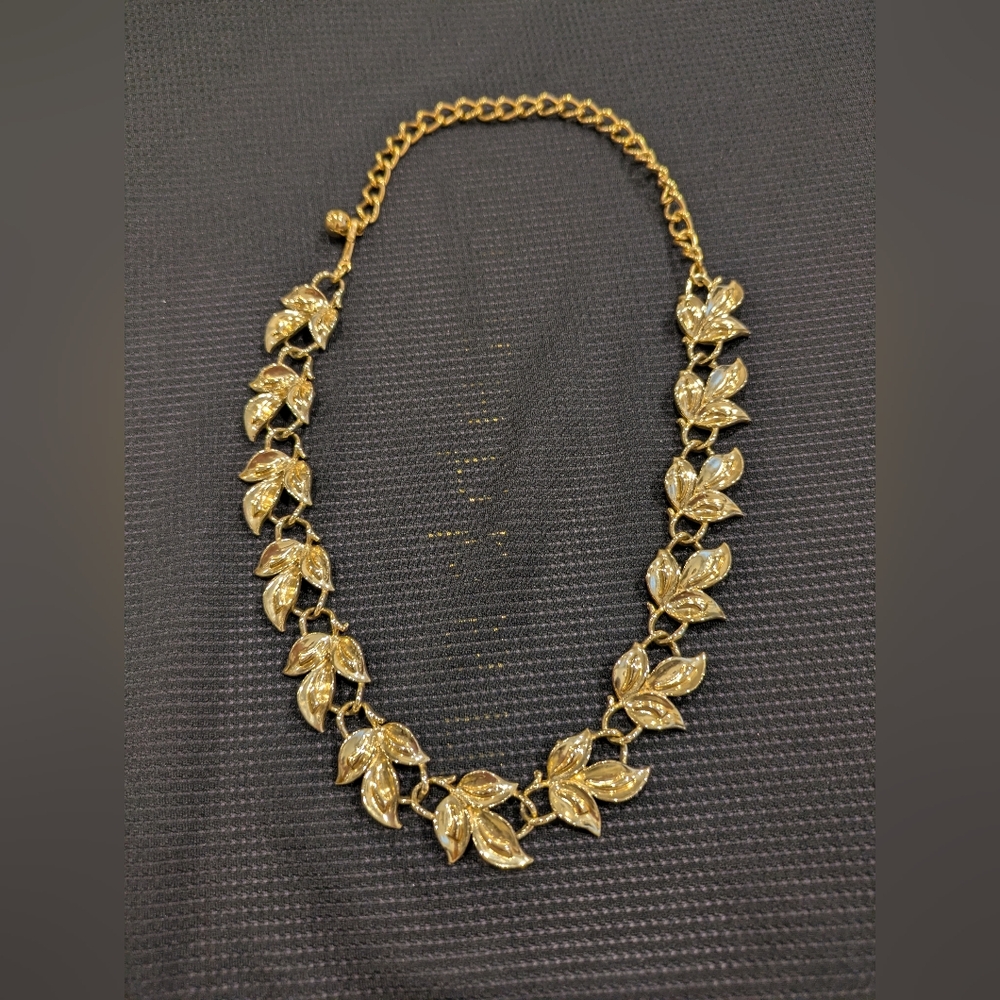 Vintage Gold Plated Leaf Necy18"